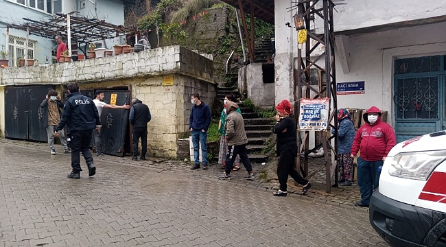 Freni patlayan motosiklet evin garajına çarparak durabildi