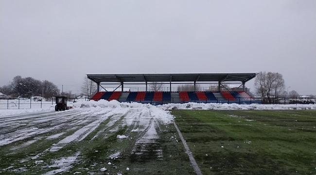 Futbol sahası kardan temizlendi