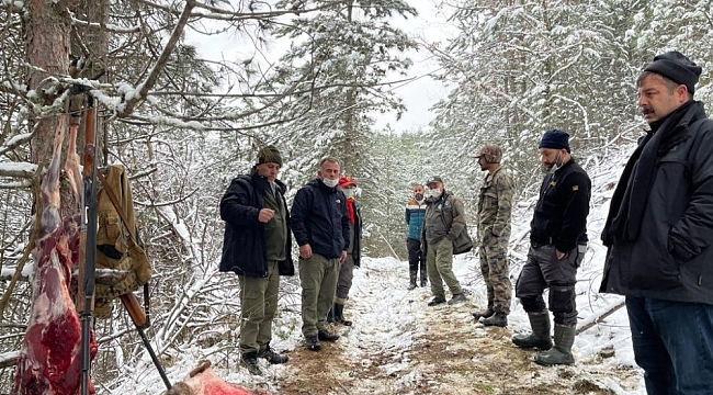 Gebe karacayı vurup derisini yüzdüler