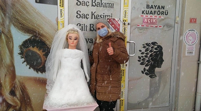 Gelin saçı süsleyemeyince kardan gelin yaptılar