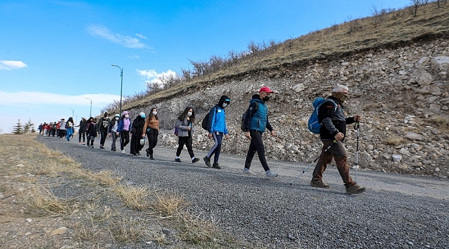 Genç dağcılar Ali Dağı'nda yürüyüşe çıktı