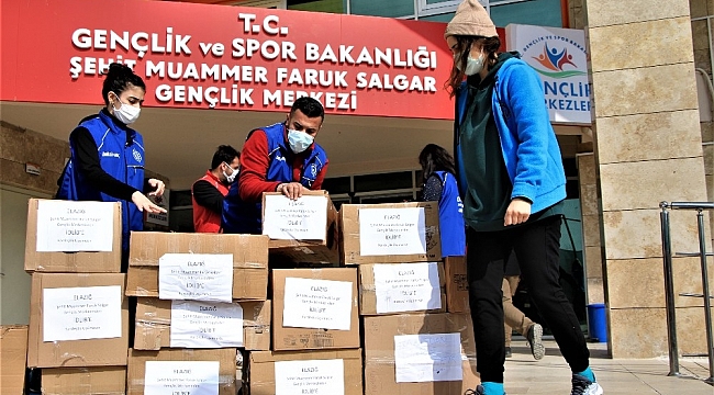 Gençler "Kardeşlik Üşümesin" dedi, topladıkları kıyafetleri İdlib'e gönderdi