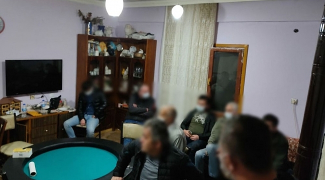 Giresun'da bir evde kumar oynadıkları tespit edilen 18 kişiye 86 bin 490 lira ceza kesildi