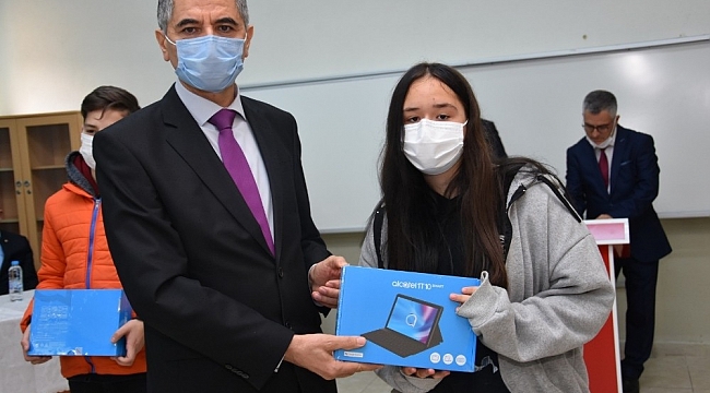 Gönen'de 55 öğrenciye klavyeli tablet dağıtıldı