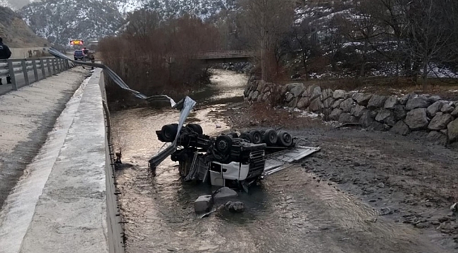 Gümüşhane'de tır Harşit Çayına devrildi: 1 yaralı