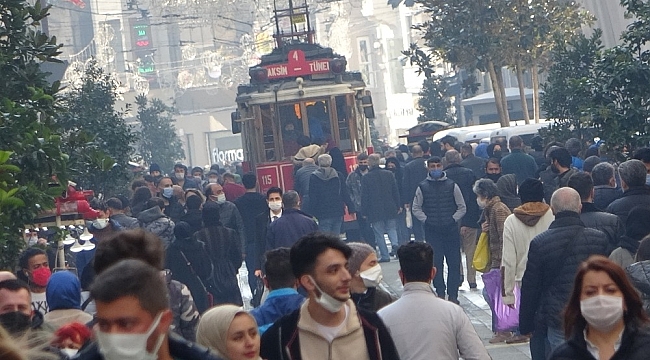 Güneşi gören Taksim'e akın etti, sosyal mesafe unutuldu
