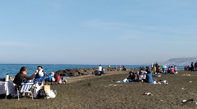 Güneşli ve sıcak havayı fırsat bilen Trabzonlular sahillere akın etti