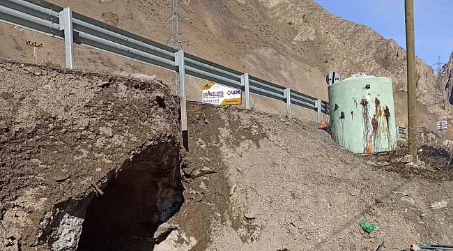 Hakkari-Van karayolundaki köprüde çökme