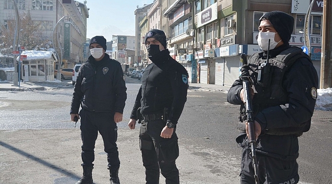 Hakkari'de kısıtlama denetimleri sürüyor