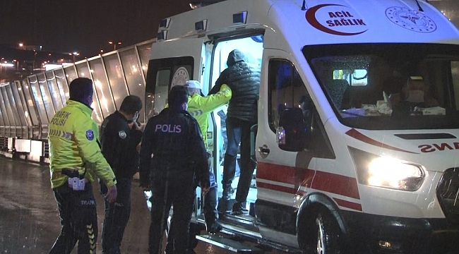 Haliç Köprüsü'nde kontrolden çıkan motosikletli kurye bariyerlere çarptı: 1'i ağır 2 yaralı