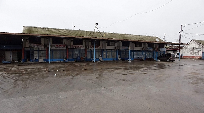 Hamsi ve kıyı balıkçılarının getirdiği balık olmayınca Trabzon Toptancı Balık Hali ve tezgahlar boş kaldı