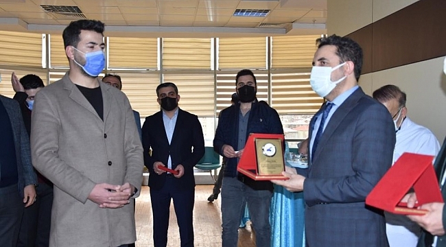 Hastane odalarının tefrişatını yapan iş adamlarına plaket