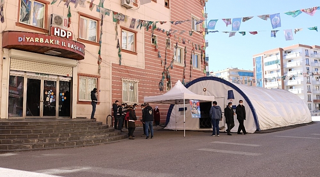 HDP önündeki ailelerin evlat nöbeti kararlılığı