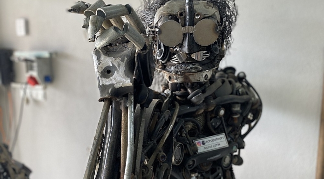 Hurda parçalarından 3 robot yaptı, sıra dördüncü robotta