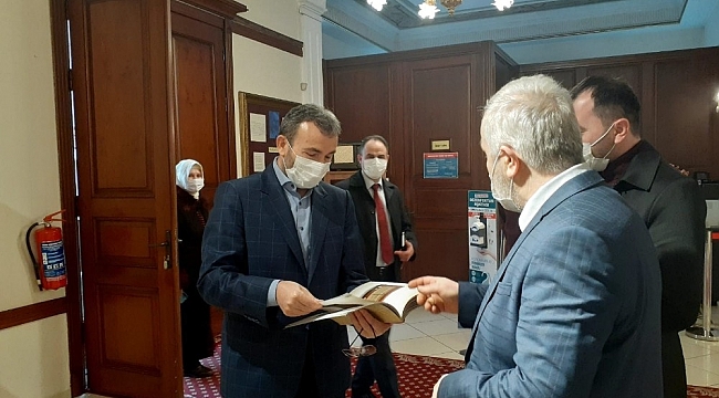 Hurdacı tezgahlarından topladığı eski radyolar tamir edip sergi açtı