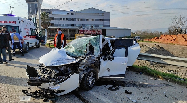Hurdaya dönen otomobilden sağ çıktılar