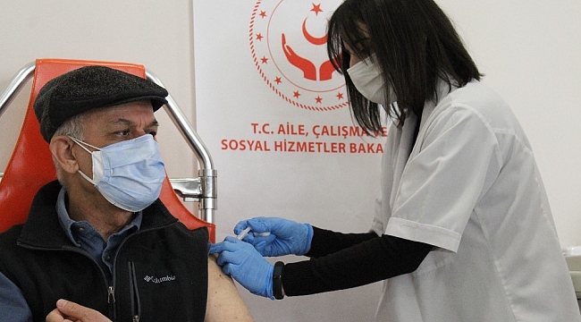 Huzurevlerinde ikinci doz aşılama devam ediyor