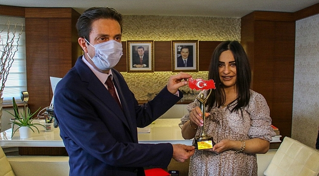 İhlas Medya Ankara Temsilcisi Batuhan Yaşar'a "Yılın Medya Yöneticisi" ödülü