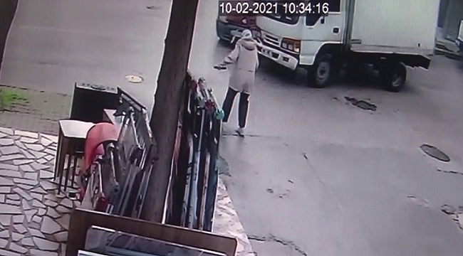 İki aracın altında kalmaktan son anda kurtuldu