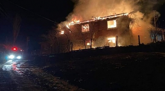 İki katlı ev ve ahır yangında kül oldu