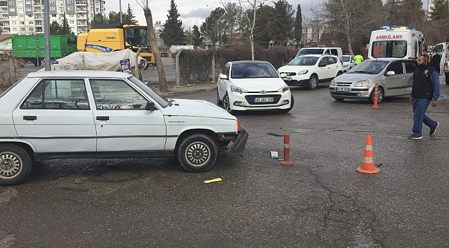İki otomobilin çarpıştığı kaza güvenlik kamerasında