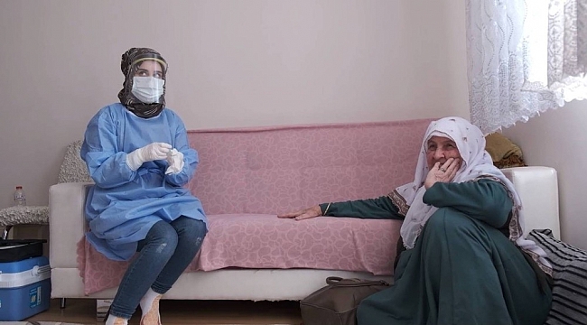 İkinci doz aşıyı olan Fatma Nine: "Rabbim devletimizi kaim eylesin"