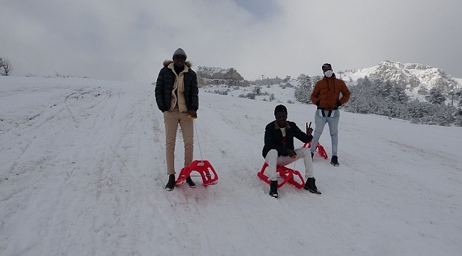 İlk defa kayak merkezine giden Afrikalı öğrenciler karın keyfini doyasıya yaşadı