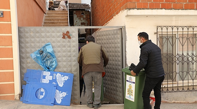 İnegöl'de bireysel çöp konteynırı dağıtımları devam ediyor