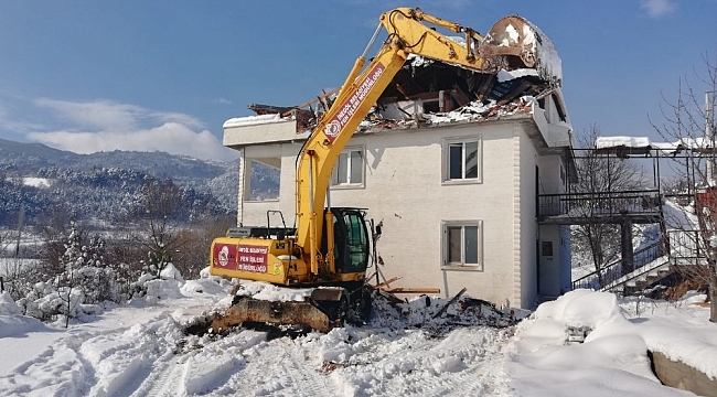 İnegöl'de karda kaçak inşaatlara balyoz