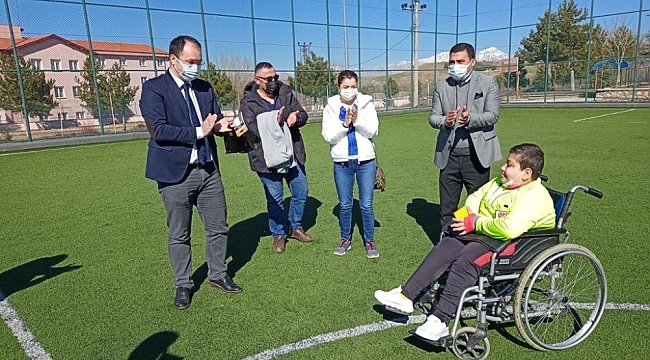 Ispar'tada, yürüme engelli gencin hakemlik hayali gerçek oldu