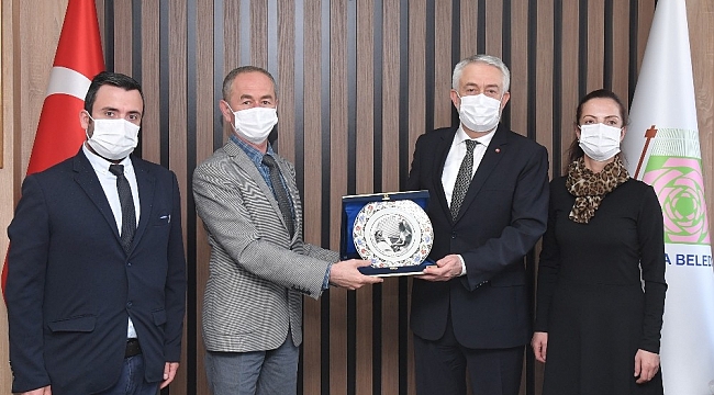 Isparta Kızılay Kan Merkezi Müdürü Güzel'den Başkan Başdeğirmen'e plaket