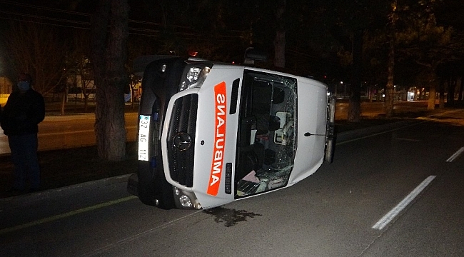Isparta'da otomobil ile ambulans çarpıştı: 2 yaralı
