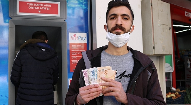 İşsiz genç ATM'de bulduğu parayı banka yetkililerine teslim etti