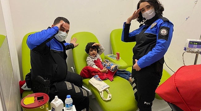 İstanbul Emniyeti'nden Cerrahpaşa'daki miniklere mutluluk paketleri