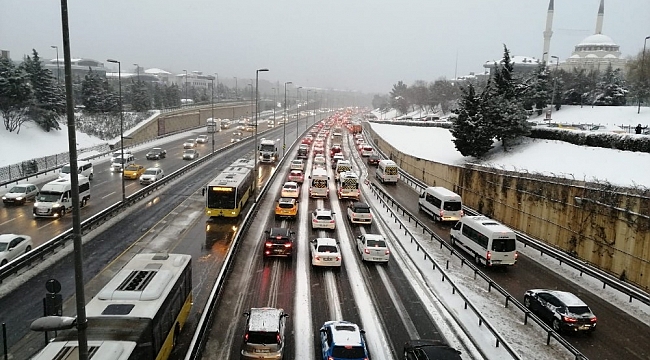 İstanbul'da etkili olan kar yağışı sonrası 15 Temmuz Şehitler Köprüsü'nde trafik yoğunluğu