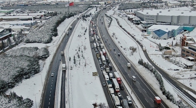 İstanbulluların karla imtihanı;TEM otoyolunda trafik durdu