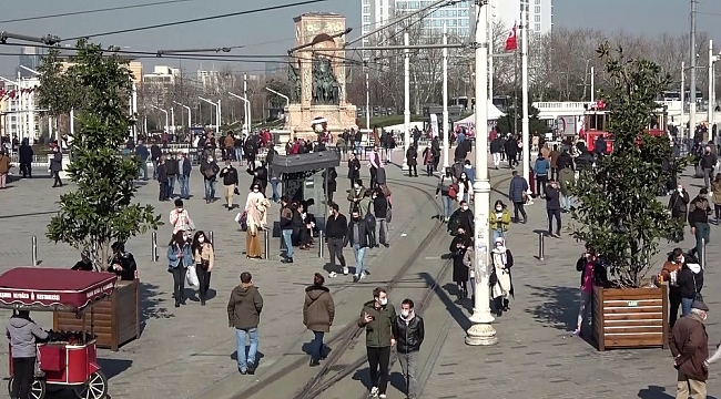 İstiklal Caddesi'nde "İğne atsan yere düşmez" dedirten manzara