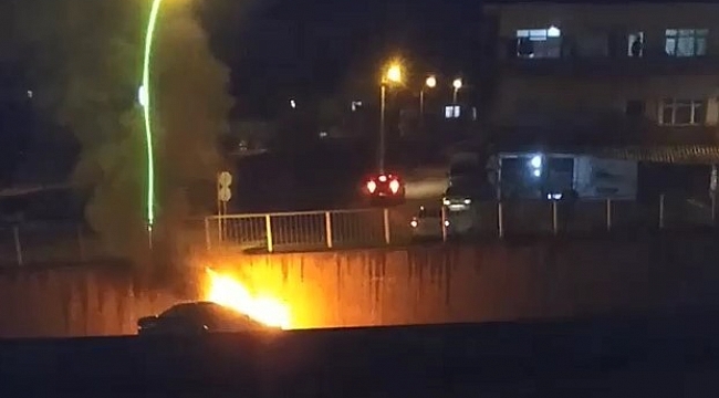 İstinat duvarına çarpan otomobil alev alev yandı