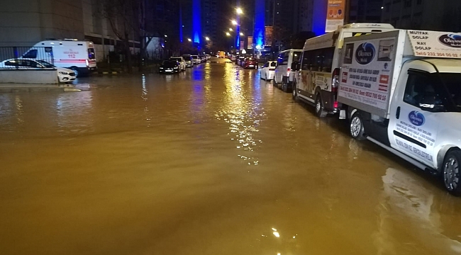 İzmir'i sel vurdu: Dereler taştı, araçlar sular altında kaldı