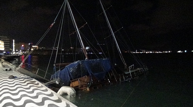 İzmir'de fırtına nedeniyle, tekne yan yattı