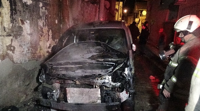 İzmir'de yangın paniği: 2 otomobil ve 1 iş yeri yandı