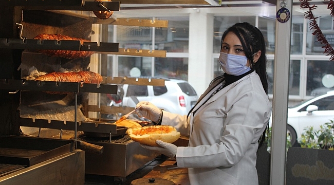 İzmir'in kadın kokoreççisi Mehtap Usta