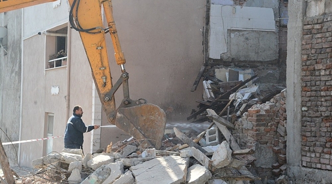 İzmit'te metruk ve hasarlı binalar yıkılıyor