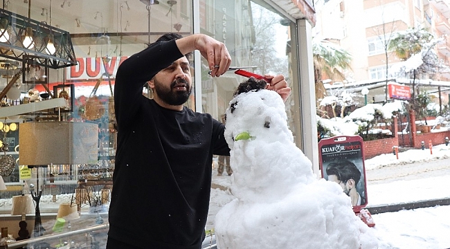 İzmitli berber müşteri bulamayınca kardan adamı tıraş etti