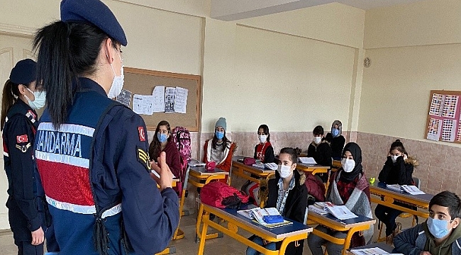 Jandarma öğrencilerin ders zili heyecanına ortak oldu