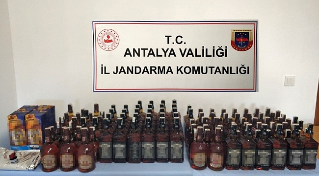 Jandarmanın operasyon yaptığı araçtan 110 şişe kaçak içki çıktı
