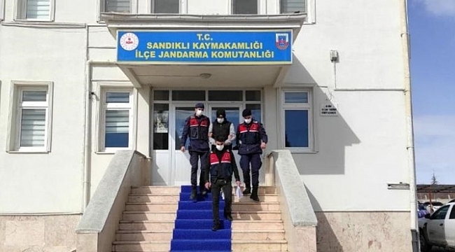 JASAT müşteri gibi girdiği dükkanda 13 ayrı suçtan aranan şahsı yakaladı