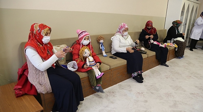 Kadınlar kurslarda hem eğleniyor hem de öğreniyor