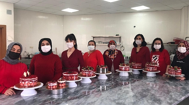 Kadınlardan eşlerine özel Sevgililer Günü pastası