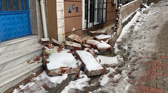 Kağıthane'de buzlanan yolda kayan araç çarptığı duvarı yıktı